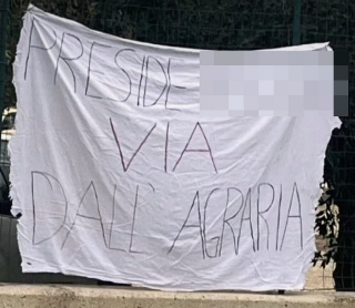 Preside nella bufera per il post dopo il derby, gli studenti: "Via dall’Ulpiani"
